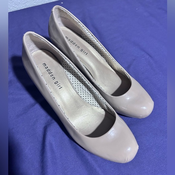 Madden Girl Cream Color Pumps Patent Leather - Picture 6 of 8